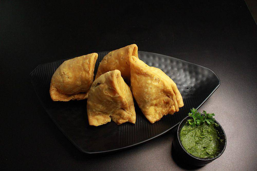 samosa (commons.wikimedia.org/ClumsyHomeChef)