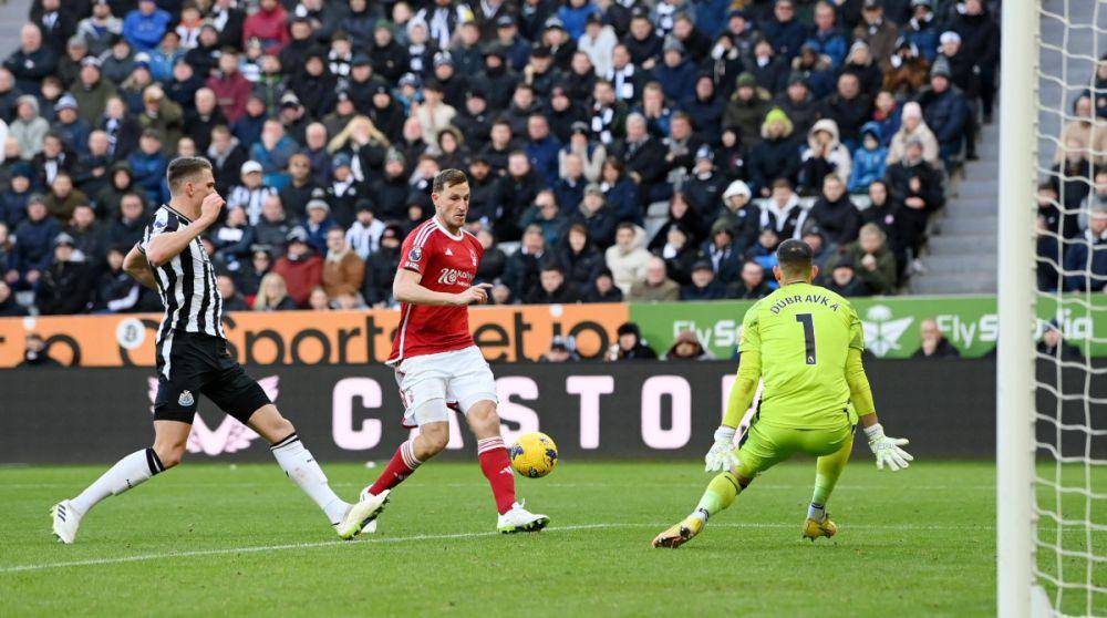Chris Wood (merah) saat mencetak gol ke gawang Newcastle United pada Selasa (26/12/2023). (twitter.com/premierleague)