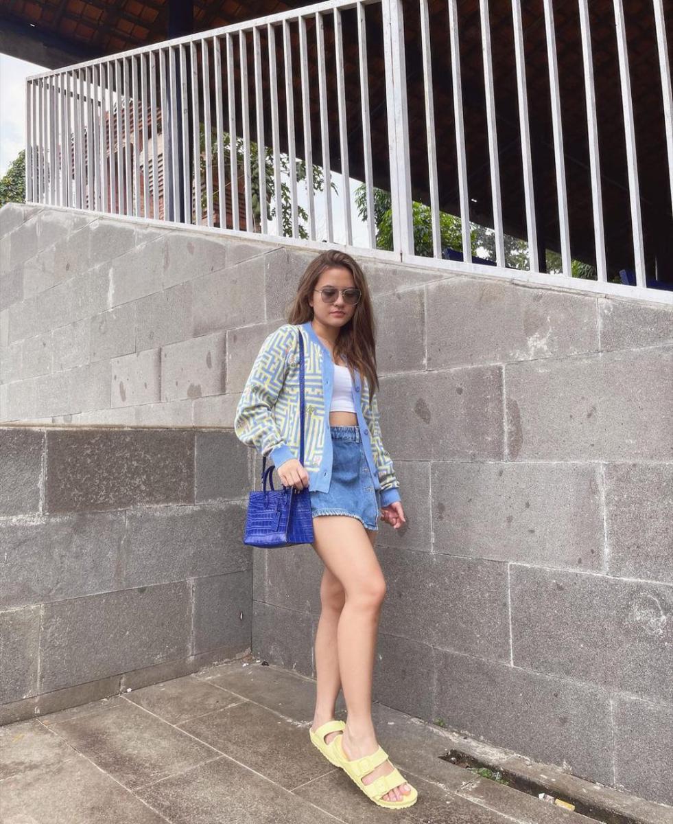 outfit pakai outerwear ala Marsha Aruan (instagram.com/aruanmarsha)