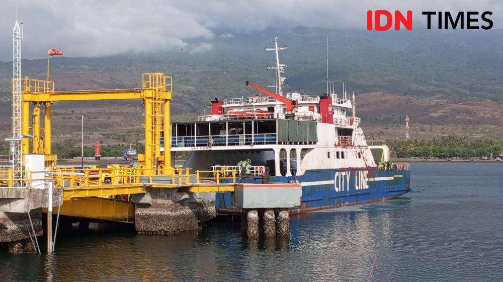 Kapal penyeberangan di NTB. (IDN Times/Muhammad Nasir)