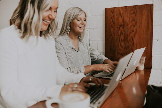 ilustrasi belajar dengan mentor (unsplash.com/Emma Dau)