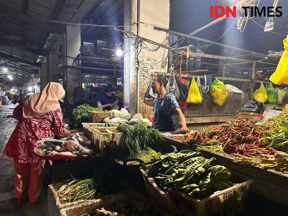 Pedagang Flamboyan Pontianak sebut tidak semua harga naik. (IDN Times/Teri).