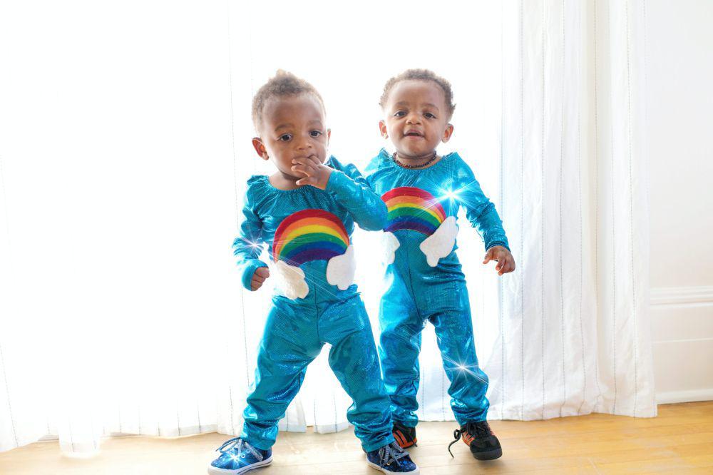 25 Inspirasi Nama Bayi Kembar Nuansa Eropa, Punya Arti yang Baik!