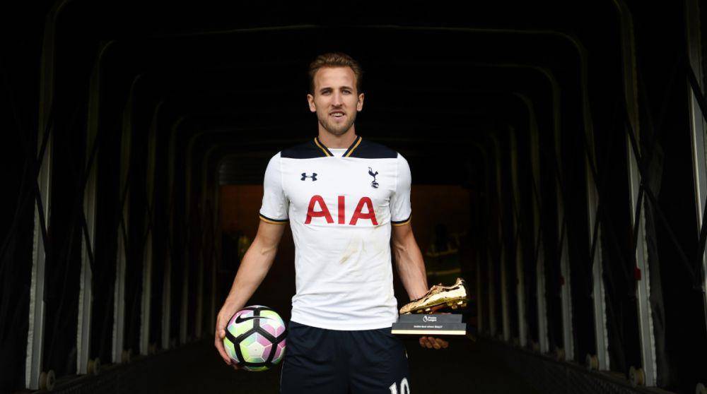 Harry Kane saat menerima Golden Boot Premier League pada 2016/2017. (premierleague.com)