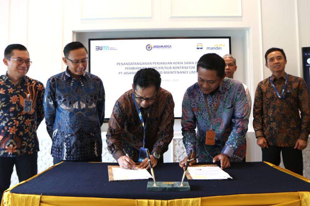 Bank Mandiri terus berkomitmen untuk mendorong pertumbuhan sektor jasa konstruksi infrastruktur dalam bidang pemeliharaan jalan tol. Kali ini, bank berlogo pita emas ini menyiapkan fasilitas kredit talangan kepada pelaku UKM yang menjadi supplier/sub kontraktor PT Jasamarga Tollroad Maintenance (JMTM) untuk membiayai operasional dan memenuhi belanja modal. (Dok. Bank Mandiri)