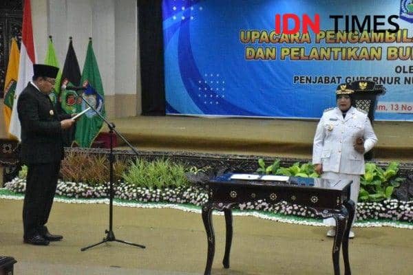 Pelantikan Bupati Lombok Barat Sumiatun. (IdN Times/Muhammad Nasir)