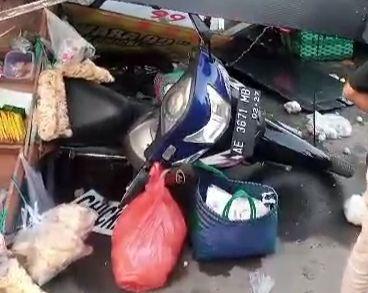Tangkapan layar vidio CCTV truk tangki muat air isi ulang tabrak kerumunan pedagang di pasar Ngawi. IDN Times/ Istimewa