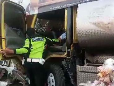 Tangkapan layar vidio CCTV truk tangki muat air isi ulang tabrak kerumunan pedagang di pasar Ngawi. IDN Times/ Istimewa