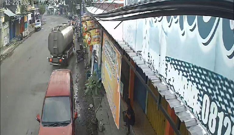 Tangkapan layar vidio CCTV truk tangki muat air isi ulang sebelum tabrak kerumunan pedagang di pasar Ngawi. IDN Times/ Istimewa