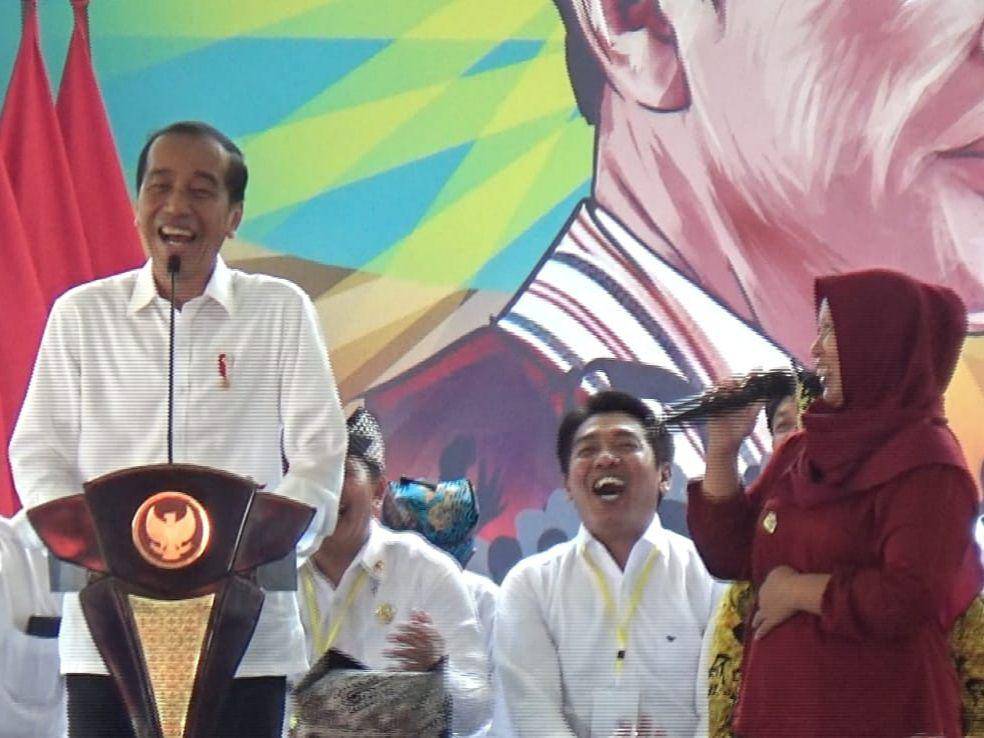 Momen Jokowi dibuat tertawa warga Banyuwangi. (IDN Times/ Agung Sedana)