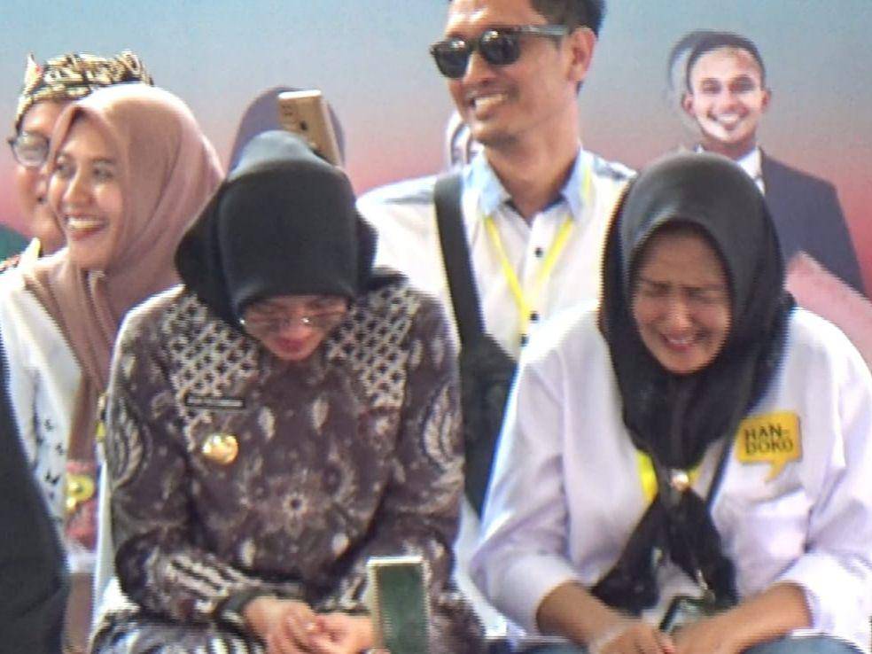 Bupati Banyuwangi Ipuk Fiestiandani menundukkan kepalanya menahan tawa. (IDN Times/ Agung Sedana)
