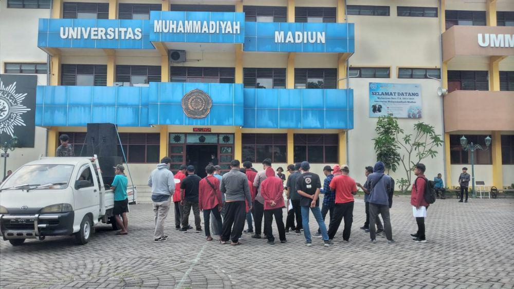 Puluhan mahasiswa dari aliansi mahasiswa lintas prodi Universitas Muhammadiyah Madiun, demo kampus. IDN Times/ Istimewa