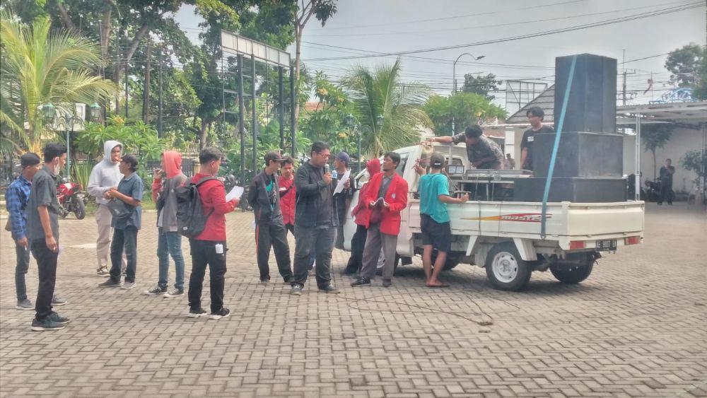 Puluhan mahasiswa dari aliansi mahasiswa lintas prodi Universitas Muhammadiyah Madiun, demo kampus. IDN Times/ Istimewa