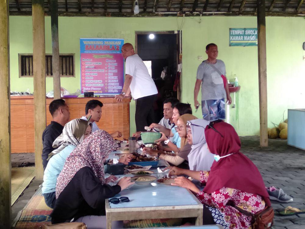 Wisatawan menikmati menu kuliner seafood di Pantai Depok, Bantul. (IDN Times/Daruwaskita)