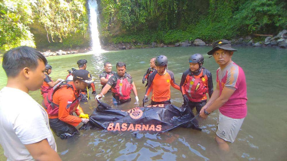 Evakuasi jenazah korban oleh Tim SAR gabungan. (dok. SAR Mataram)