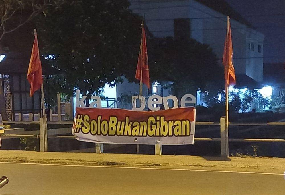 Spanduk Solo Bukan Gibran terpasang di Kali Pepe Solo. (Dok/Istimewa)