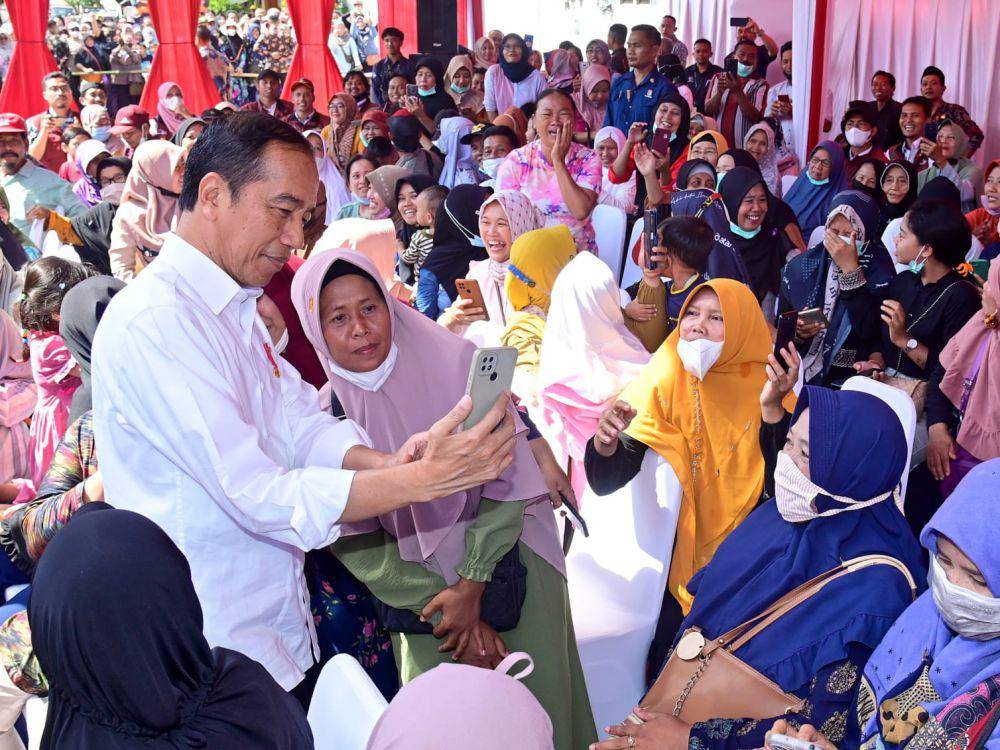 Presiden Jokowi berfoto bersama warga Banyuwangi. (IDN Times/ Agung Sedana)