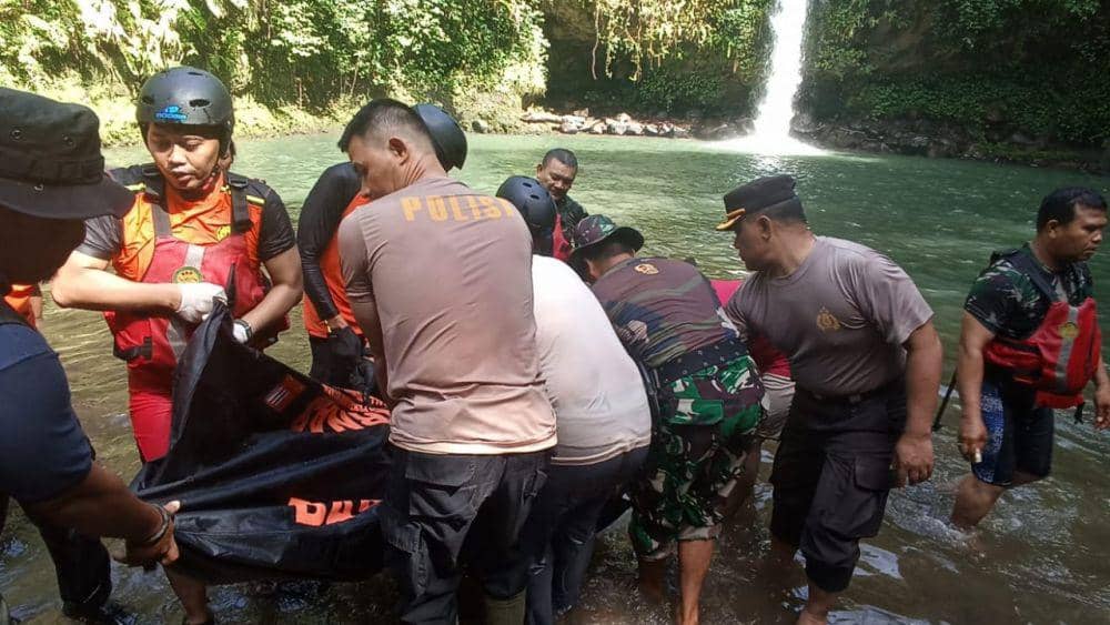 Proses evakuasi jenazah wisatawan yang tenggelam di Air Terjun Sendalem Sesaot Lombok Barat. (dok. Polresta Mataram)