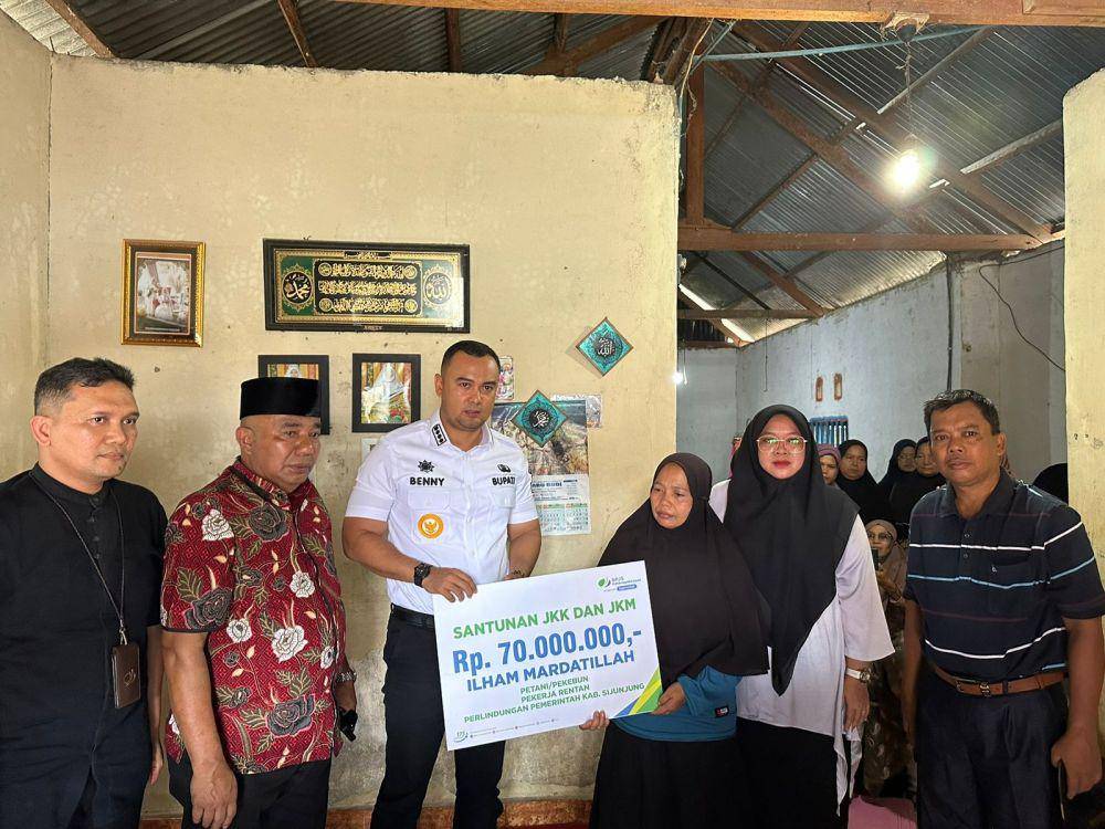 Tim Layanan Cepat Tanggap (LCT) BPJS Ketenagakerjaan segera bergerak untuk memastikan status kepesertaan seluruh korban tersambar petir di Sijunjung, Sumatra Barat. (Dok. BPJAMSOSTEK)