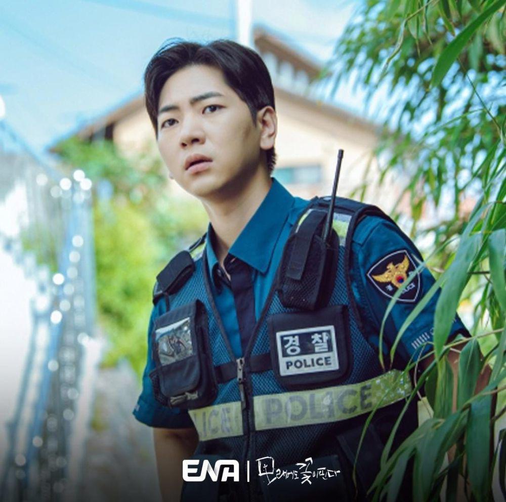 Lee Joo Seung di drama Like Flowers in Sand (instagram.com/channel.ena.d)