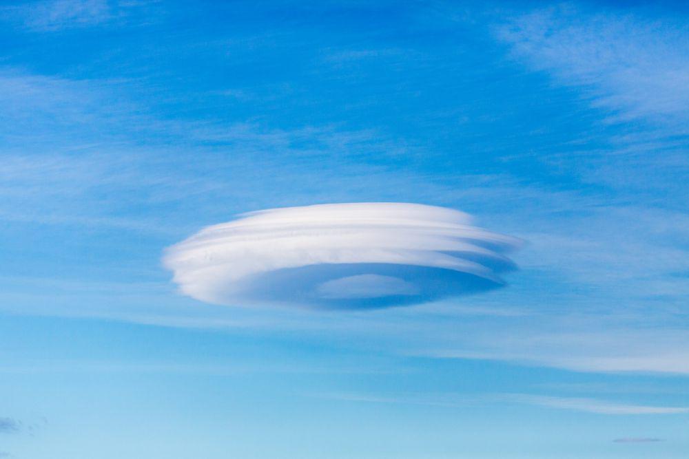 Awan lenticular (commons.wikimedia.org/Alan Jamieson)