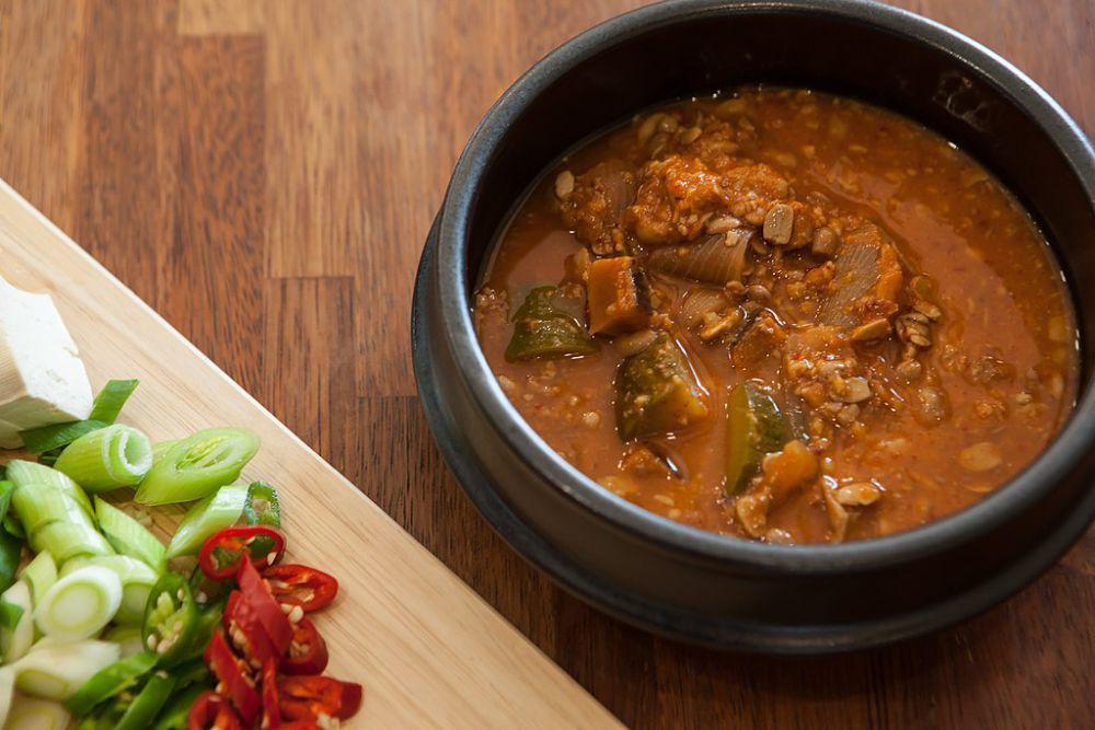 doenjang-jjigae (commons.wikimedia.org/이동원)