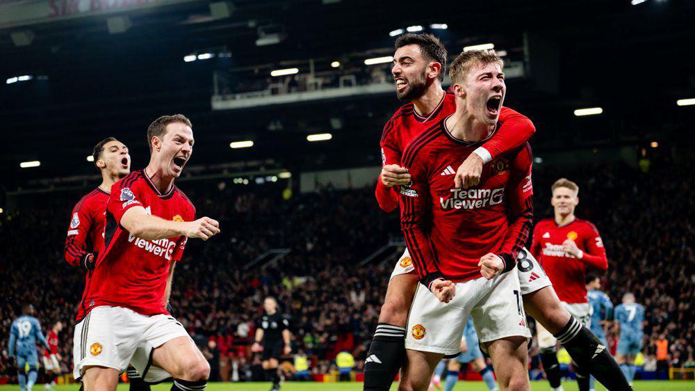 Para pemain Manchester United merayakan gol kemenangan atas Aston Villa di EPL 2023/2024. (twitter.com/ManUtd)