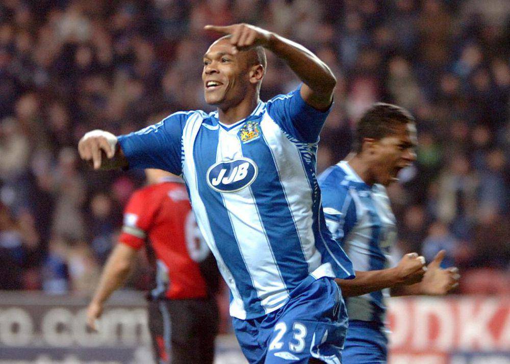 Marcus Bent merayakan gol ke gawang Blackburn Rovers di EPL 2007/2008. (twitter.com/LaticsOfficial)
