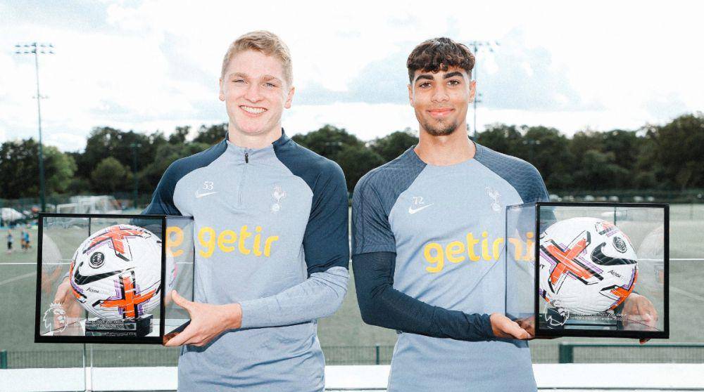 Matthew Craig (kiri) dan George Abbott (kanan) saat menerima penghargaan sebagai pemain akademi debutan Tottenham Hotspur pada Mei 2023. (twitter.com/SpursOfficial)