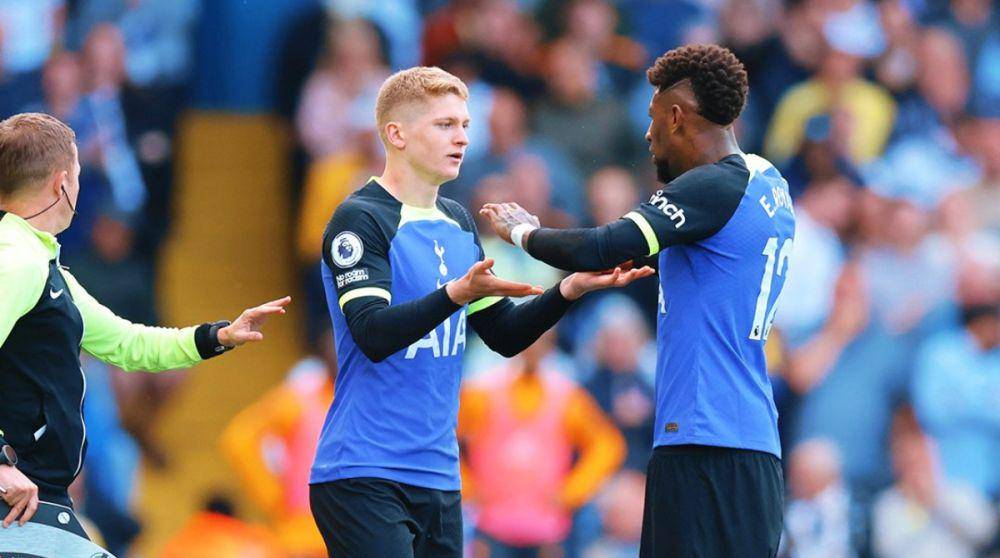 Matthew Craig (kiri) disambut Emerson Royal (kanan) saat turun laga melawan Leeds United pada pekan ke-38 Premier League 2022/2023. (twitter.com/SpursOfficial)