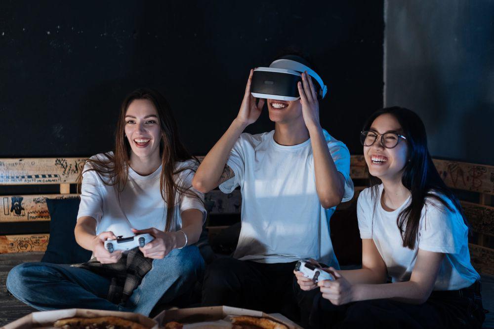 ilustrasi bermain game bersama teman (pexels.com/Mikhail Nilov)