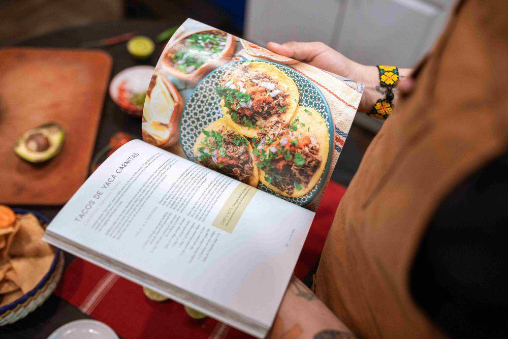 ilustrasi membaca buku resep masakan (pexels.com/RDNE Stock project)