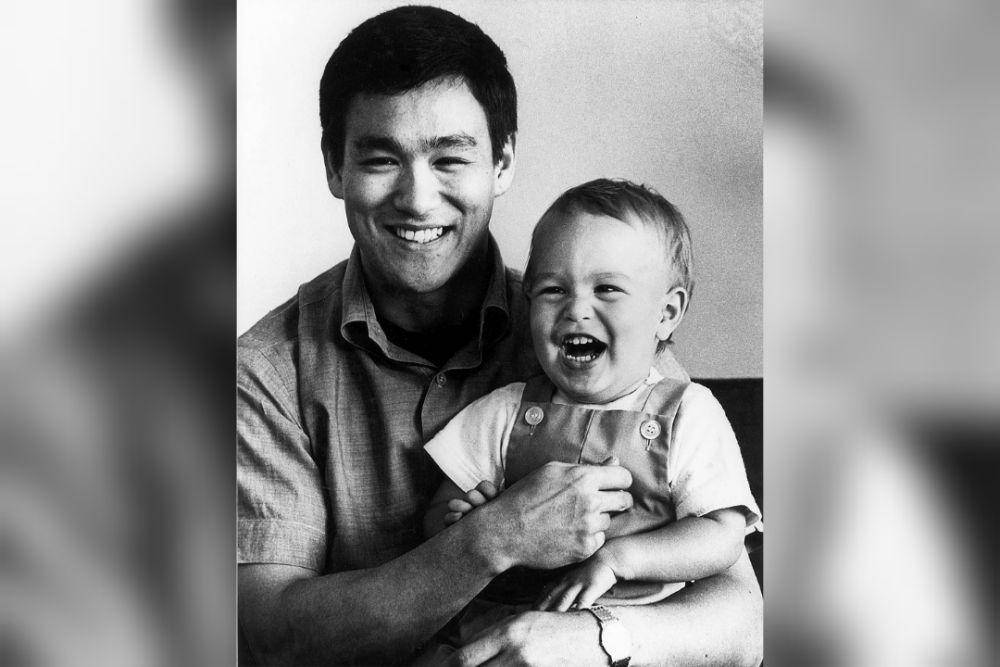 Bruce Lee dengan putranya, Brandon Lee (commons.wikimedia.org/RR Auctions/Unknown photographer)