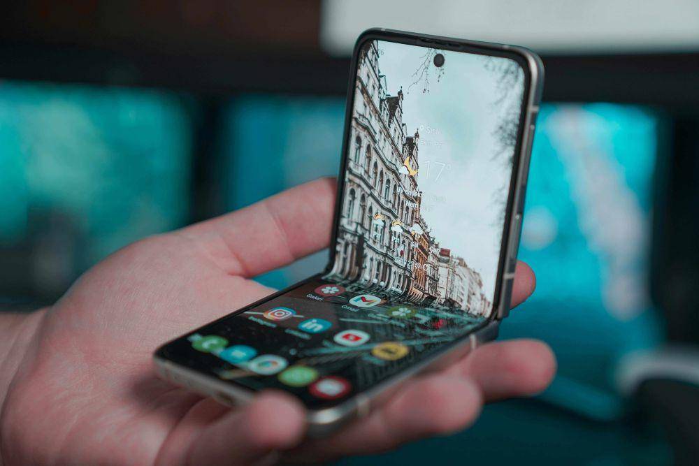 ilustrasi smartphone lipat (unsplash.com/Onur Binay)