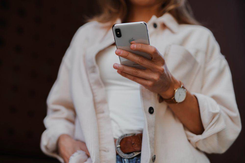 ilustrasi wanita menggunakan smartphone (unsplash.com/Jenny Ueberberg)