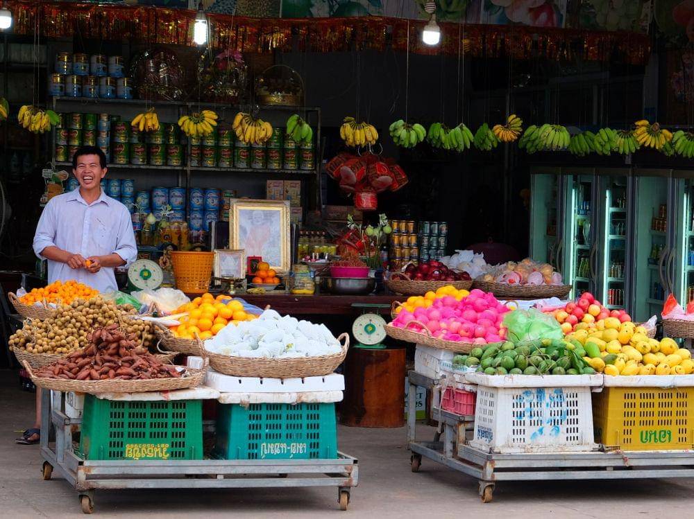 ilustrasi pedagang muda di pasar tradisional (123rf.com/alexkonon)