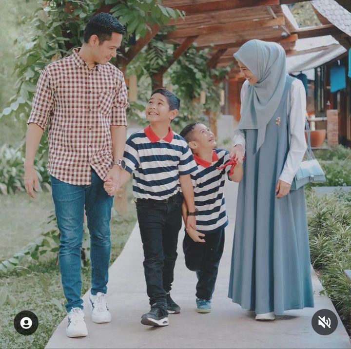 Ootd biru ala Icha Soebandono (Instagram.com/ichasoebandono)