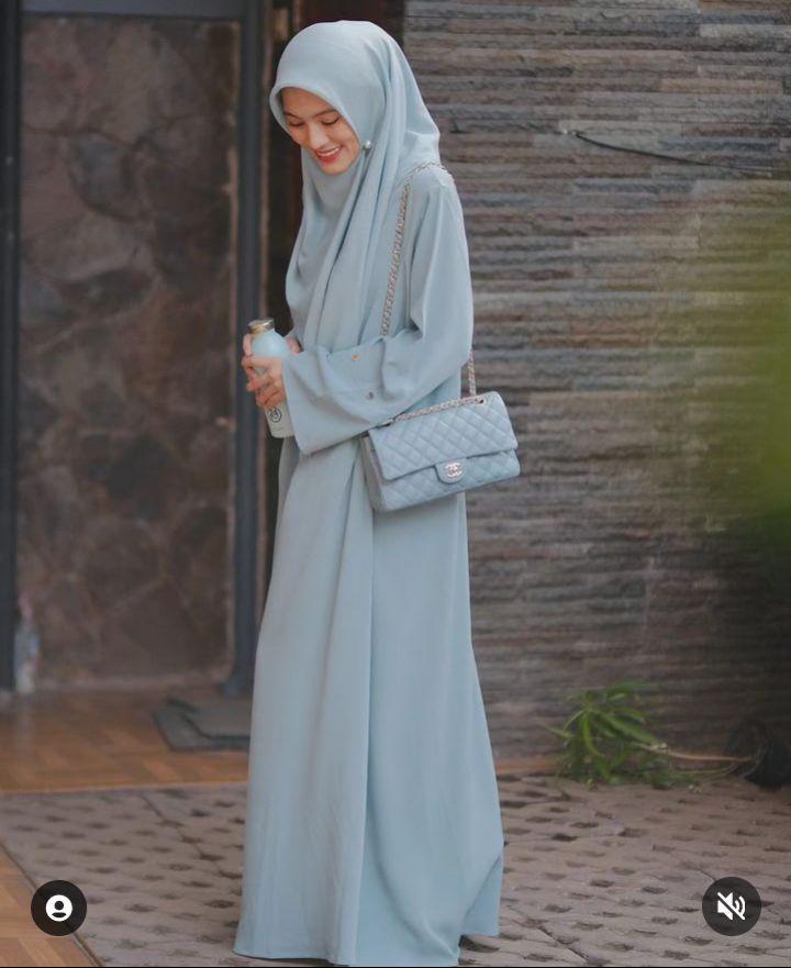 Ootd biru ala Icha Soebandono (Instagram.com/ichasoebandono)
