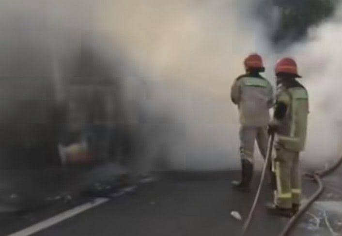 Mobil KONI Kota Bekasi terbakar di Tol Cipularang. (Istimewa)