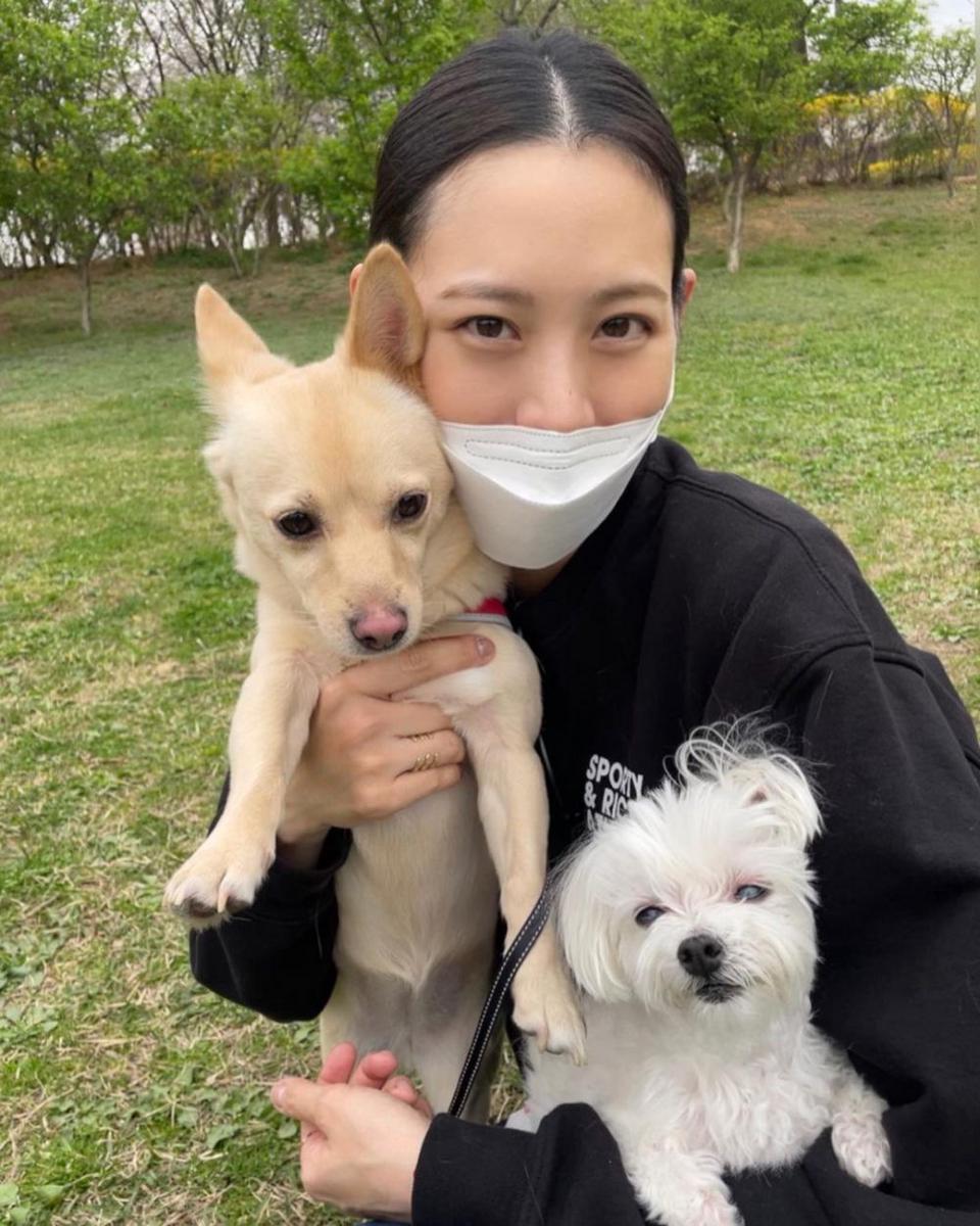 potret Claudia Kim bersama hewan peliharaan (instagram.com/claudiashkim)