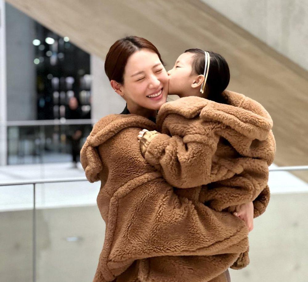 potret Claudia Kim dan anak (instagram.com/claudiashkim)