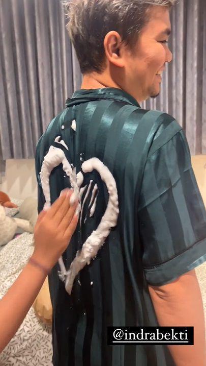 potret kejutan ultah ke-46 Indra Bekti (instagram.com/dhila_dafbel)
