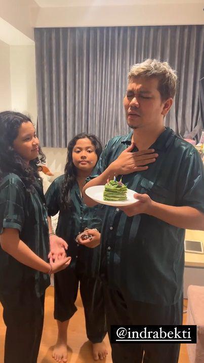 potret kejutan ultah ke-46 Indra Bekti (instagram.com/dhila_dafbel)