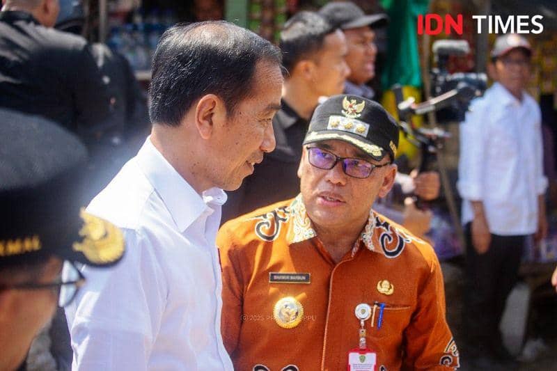 Presiden Jokowi ketika berdiskusi dengan Pj Bupatu PPU Makmur Marbun terkait pasar Waru (IDN Times/Ervan)