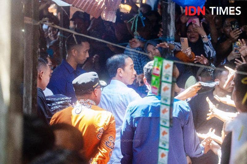 Presiden Jokowi saat kunjungi pasar Waru PPU (IDN Times/Ervan)