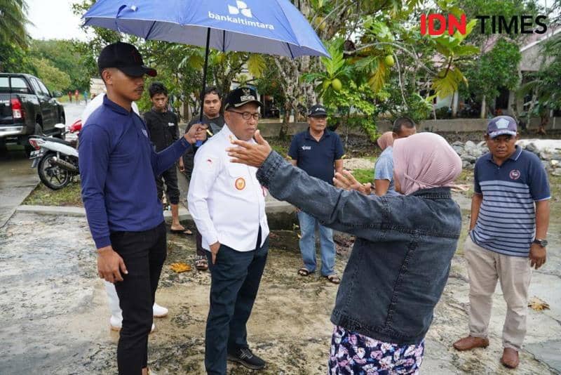 Pj Bupati PPU, Makmur Marbun berkomunikasi dengan warga korban banjir di sungai Parit PPU (IDN Times/Ervan)