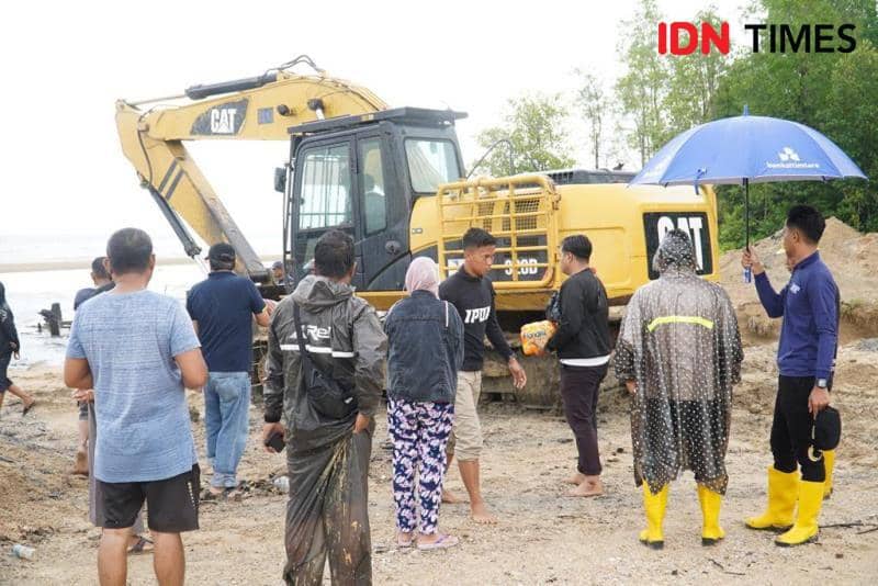 Pembersihan aliran pembuangan penyebab banjir (IDN Times/Ervan)