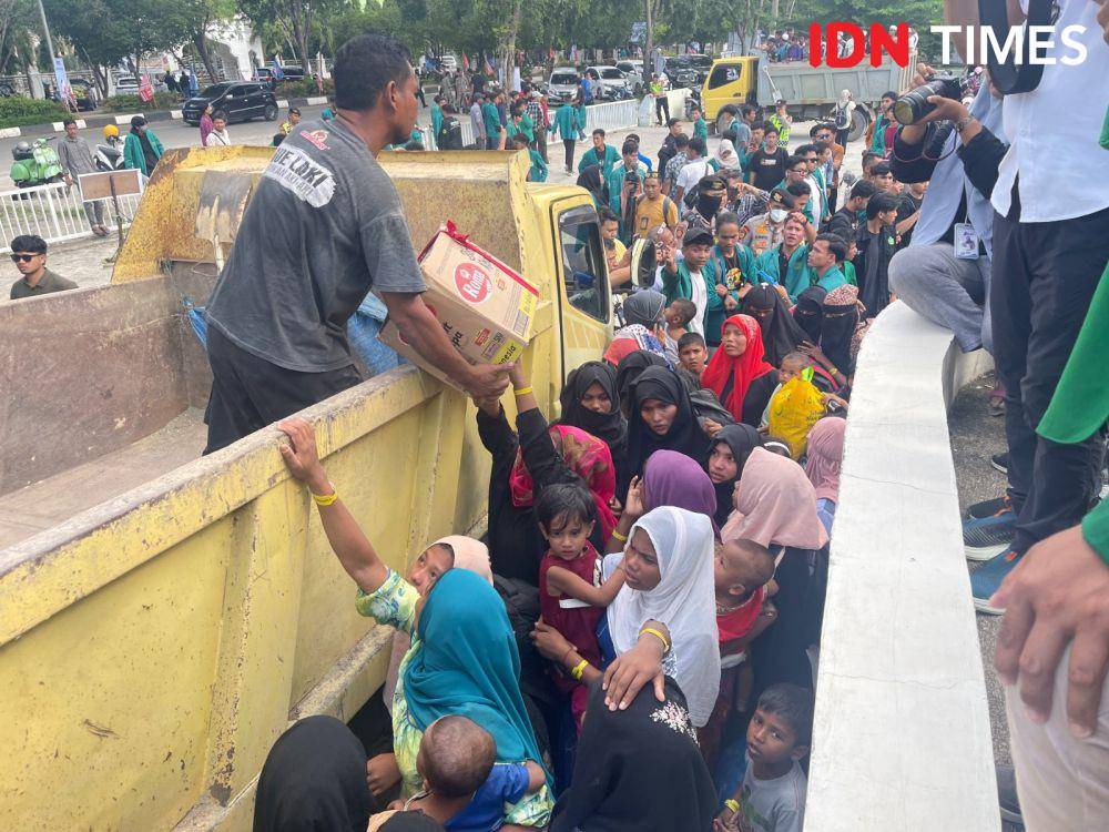 Para terduga pengungsi Etnis Rohingya saat dipindahkan menggunakan truk. (Dokumentasi Yanti untuk IDN Times)