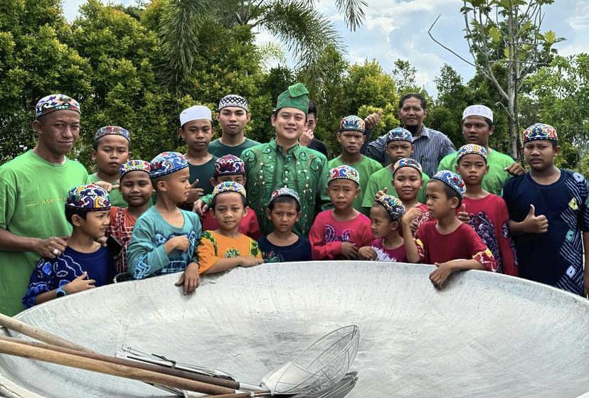 7 Potret Bobon Santoso Masak Besar di Banjarmasin Pakai Baju Adat