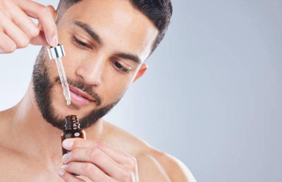ilustrasi pria yang memakai serum (istockphoto.com/PeopleImages)
